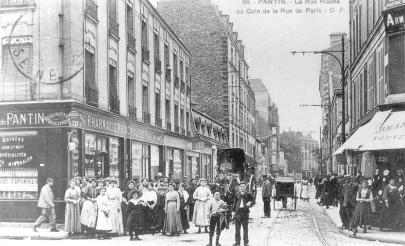 Rue Hoche vue depuis la rue de Paris : reproduction d'une carte postale.