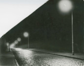 Rue Diderot, éclairage public : photographie noir et blanc.
