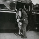 École de Plein-Air, enfants descendant du car scolaire : photographie noir et blanc.