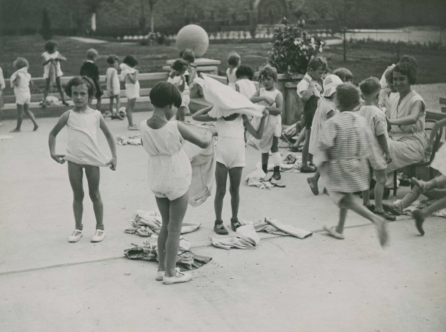 École de Plein-Air, habillage en extérieur : photographie noir et blanc.