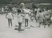École de Plein-Air, habillage en extérieur : photographie noir et blanc.