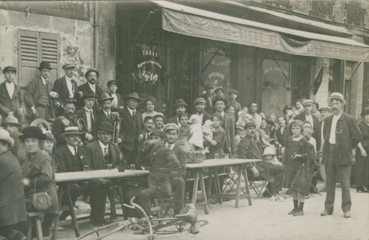 Groupe posant devant le café « Au Rendez-vous de la mairie » : photographie.