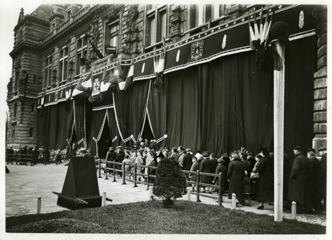 Enterrement du maire Charles Auray, foule faisant la queue devant l'hôtel de ville drapé de noir : photographie noir et blanc.