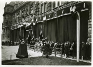 Enterrement du maire Charles Auray, foule faisant la queue devant l'hôtel de ville drapé de noir : photographie noir et blanc.