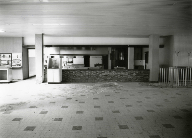 Usine Motobécane désaffectée, vue de l'intérieur : photographie noir et blanc.