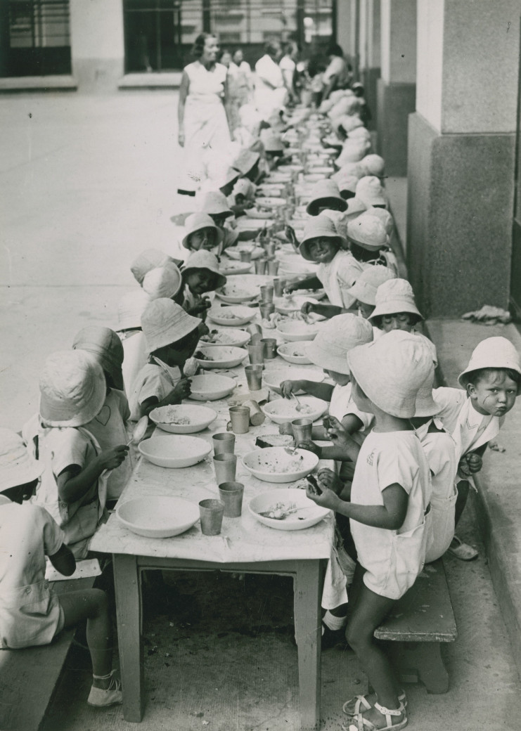 Photographie d'élèves de l'école de Plein-Air prenant leur repas en extérieur en 1936 (cote 3Fi53)