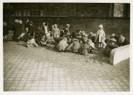 École maternelle de la route des Petits-Ponts, enfants jouant dans un bac à sable : photographie noir et blanc.