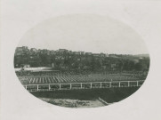 Fête d'éducation physique, vue large sur les mouvements d'ensemble, les spectateurs et les alentours au sud du stade : photographie noir et blanc.