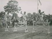Fête d'éducation physique, démonstration de saut de haies : photographie noir et blanc.
