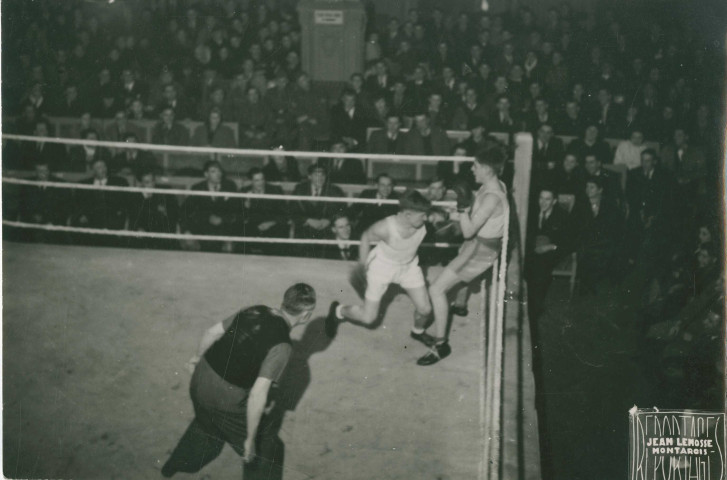 Combat de boxe sur un ring : photographie noir et blanc.