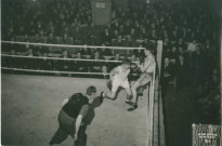 Combat de boxe sur un ring : photographie noir et blanc.