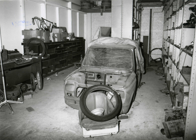 Usine Motobécane désaffectée, vue de l'intérieur : photographie noir et blanc.