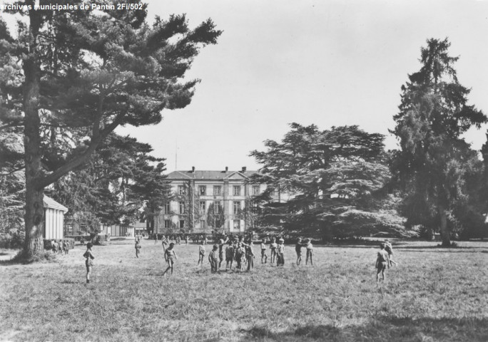 Colonie de vacances de la ville de Pantin à Saint-Martin-d'Ecublei - Partie de football.