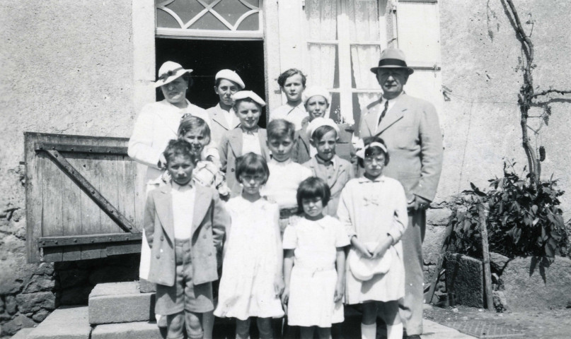 Colonies de vacances dans le nord du Morvan, groupe d'enfants posant avec le maire Charles Auray et son épouse à Surondin, Crépy, Boulois ou Montchaillon : photographie noir et blanc.