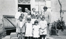 Colonies de vacances dans le nord du Morvan, groupe d'enfants posant avec le maire Charles Auray et son épouse à Surondin, Crépy, Boulois ou Montchaillon : photographie noir et blanc.