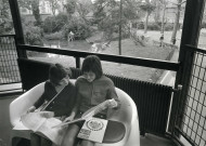 Enfants lisant à la bibliothèque Elsa-Triolet : photographie noir et blanc.
