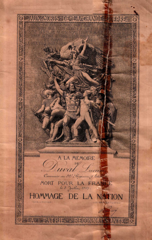 « À la mémoire de Duval Lucien, canonnier au 32e régiment d'artillerie, mort pour la France le 3 juillet 1915. Hommage de la Nation » : affiche.