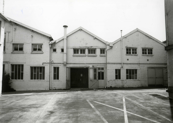 Usine Motobécane désaffectée, vue de la cour : photographie noir et blanc.