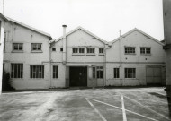 Usine Motobécane désaffectée, vue de la cour : photographie noir et blanc.