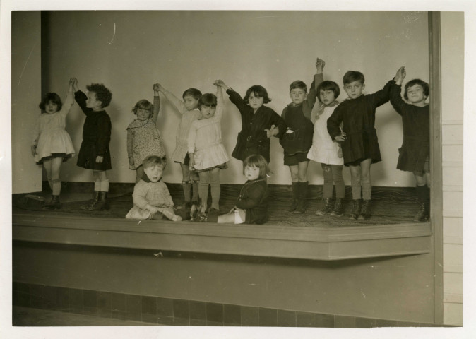 École maternelle de la route des Petits-Ponts, spectacle d'enfants en intérieur : photographie noir et blanc.