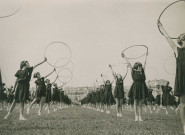 Fête d'éducation physique, mouvements d'ensemble avec des cerceaux : photographie noir et blanc.