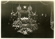 Enterrement du maire Charles Auray, cercueil et corbeilles de fleurs dans l'hôtel de ville : photographie noir et blanc.