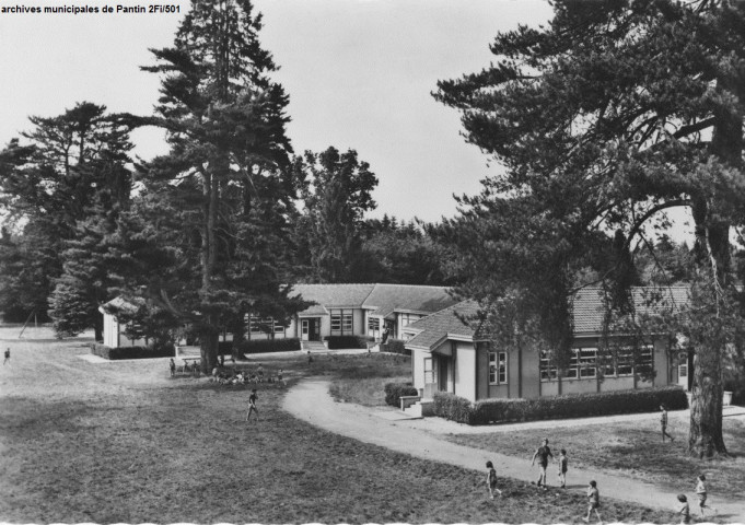 Colonie de vacances de la ville de Pantin à Saint-Martin-d'Ecublei - Vue sur une partie des dortoirs.