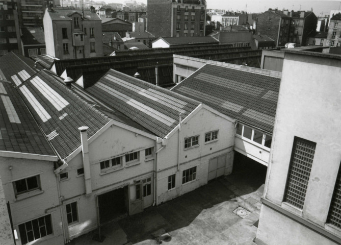 Usine Motobécane désaffectée, vue plongeante de l'extérieur : photographie noir et blanc.
