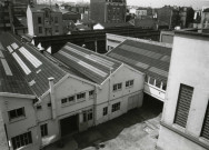 Usine Motobécane désaffectée, vue plongeante de l'extérieur : photographie noir et blanc.