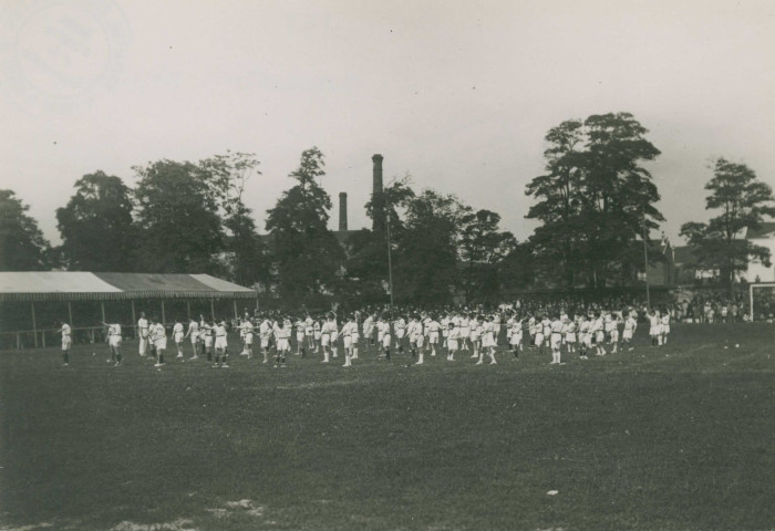 Fête d'éducation physique, mouvements d'ensemble : photographie noir et blanc.