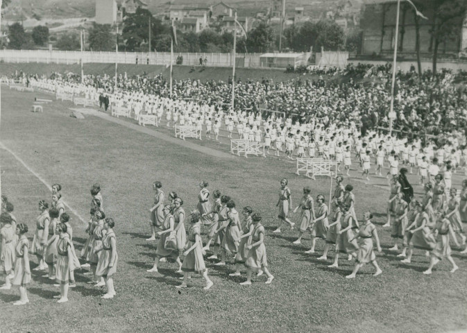 Fête d'éducation physique, défilé : photographie noir et blanc.