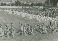 Fête d'éducation physique, défilé : photographie noir et blanc.