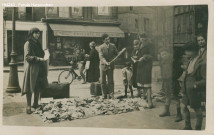 Vie professionnelle. - Photographie de Christophe Harpoudian, marchand forain en bonneterie, sur le parvis de l'église Saint-Germain, place-de-l'Église : carte photographique.