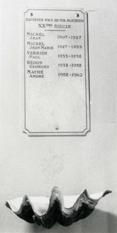 Monument aux pasteurs du vingtième siècle de la paroisse Saint-Germain de Pantin et bénitier : reproduction noir et blanc d'une photographie.