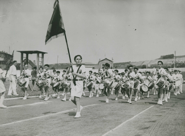 Fête d'éducation physique, défilé des enfants avec des tambours : photographie noir et blanc.
