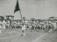 Fête d'éducation physique, défilé des enfants avec des tambours : photographie noir et blanc.