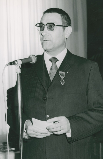 Remise des palmes académiques à Fernand Lainat en 1971 – 3Fi9735 Photographie de la cérémonie de remise des palmes académiques à Fernand Lainat en 1971