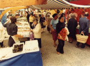 Marché de l'église, étals du marché : photographie couleur.
