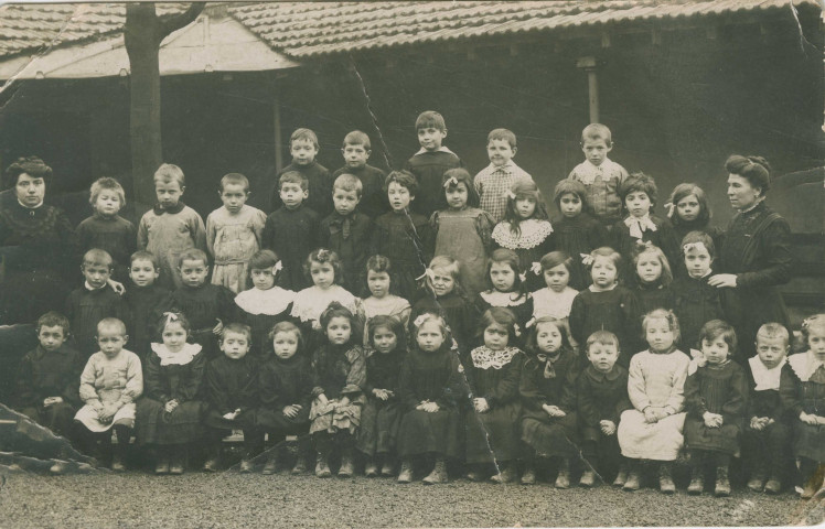École maternelle du groupe scolaire du Centre, rue des Grilles : photographie de classe.