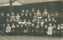 École maternelle du groupe scolaire du Centre, rue des Grilles : photographie de classe.