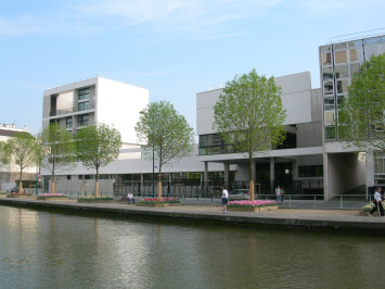 Façade du lycée côté canal Photographie de la façade du lycée côté canal
