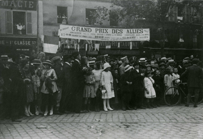 Grand prix des alliés organisé par le Cycle routier et sportif des Quatre-Chemins, public sous une banderole : photographie noir et blanc.