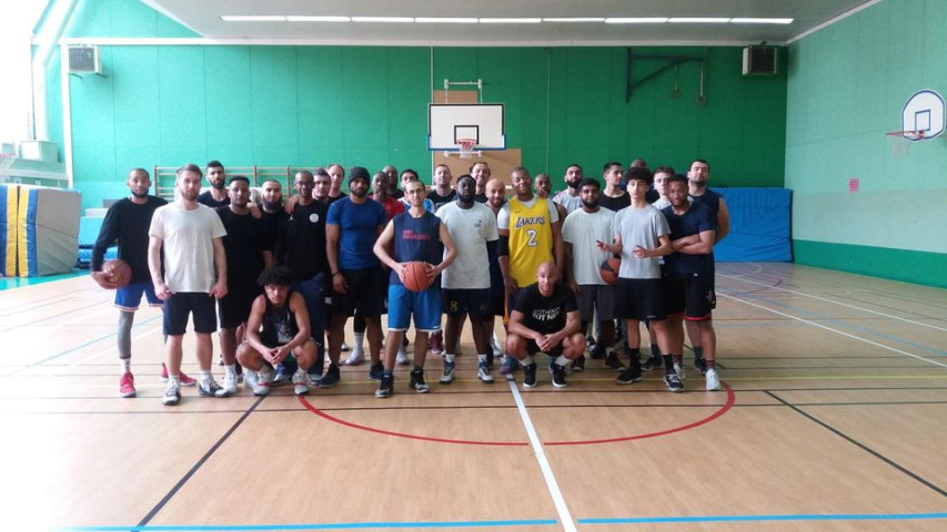 Basket-ball. - Entraînement au gymnase Henri-Wallon : photographie des joueurs.