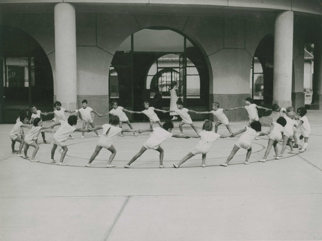 École de Plein-Air, gymnastique dans la cour : photographie noir et blanc.