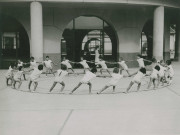 École de Plein-Air, gymnastique dans la cour : photographie noir et blanc.