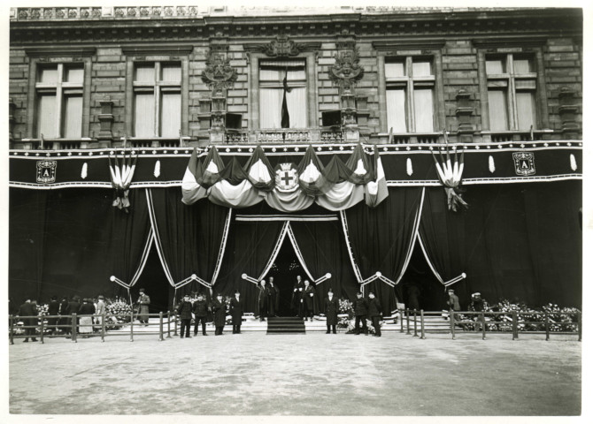 Enterrement du maire Charles Auray, hôtel de ville drapé de noir : photographie noir et blanc.