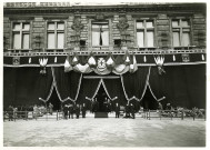 Enterrement du maire Charles Auray, hôtel de ville drapé de noir : photographie noir et blanc.