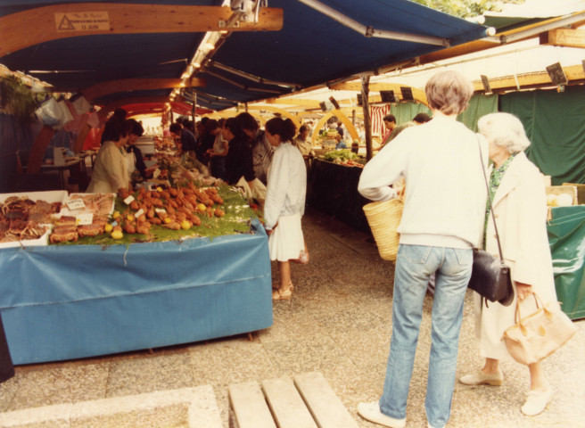Marché de l'église, étals du marché : photographie couleur.