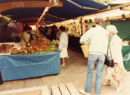 Marché de l'église, étals du marché : photographie couleur.