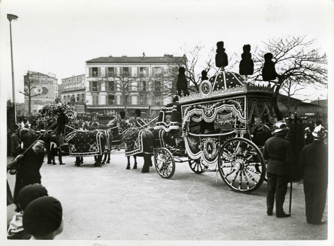 Enterrement du maire Charles Auray, corbillard sur le parvis de l'hôtel de ville : photographie noir et blanc.